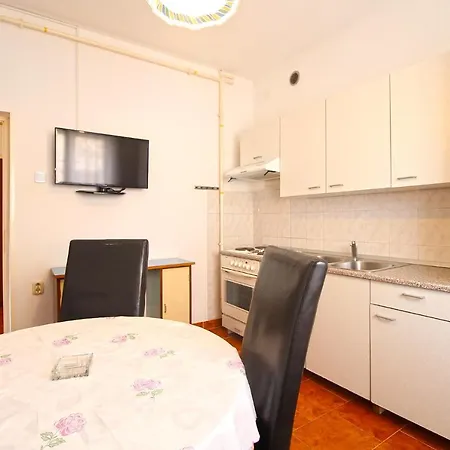 Valerija 847 아파트 풀라